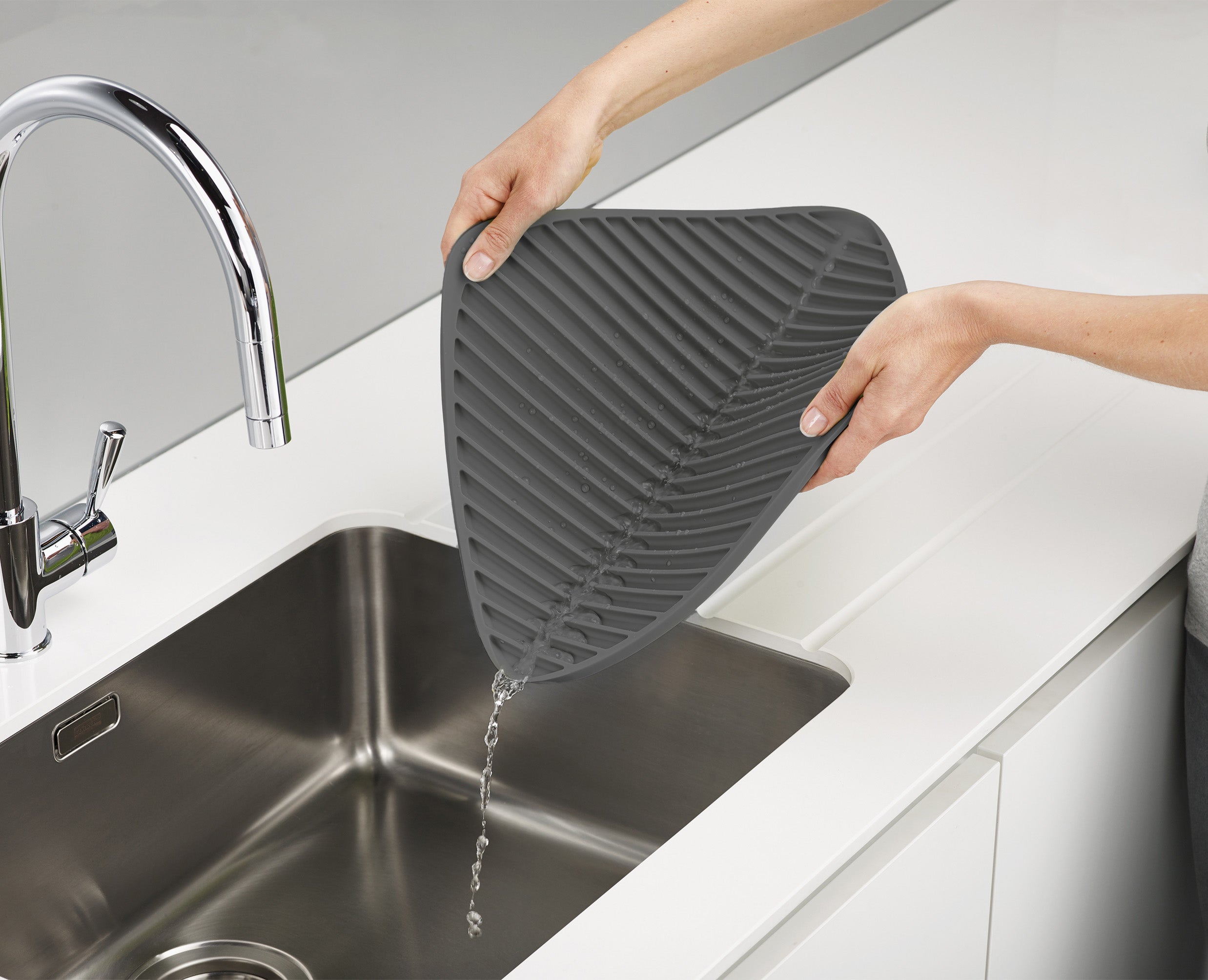 joseph-joseph-flume-grey-dish-draining-mat image 5