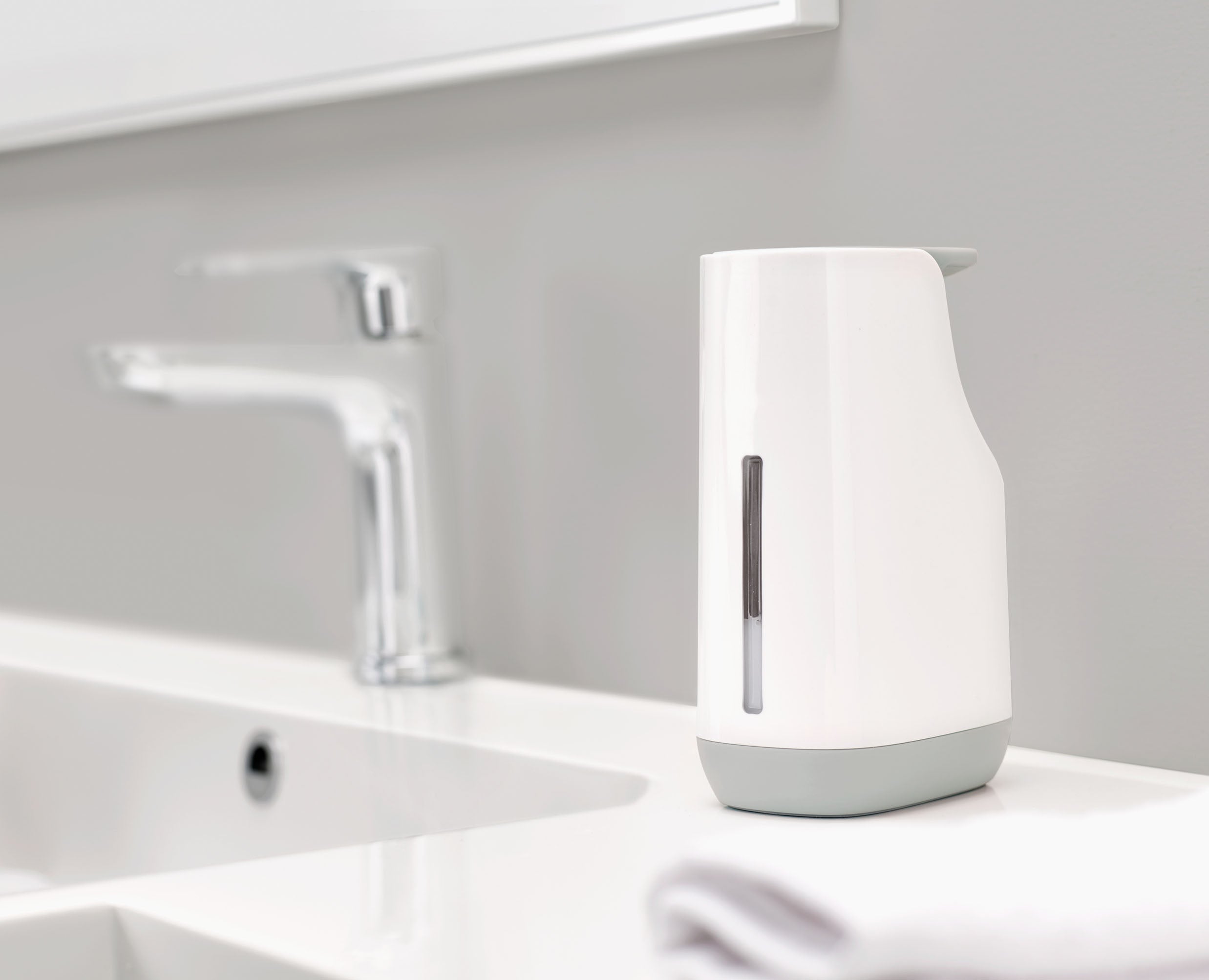 joseph-joseph-slim-soap-pump-light-grey-350ml image 6