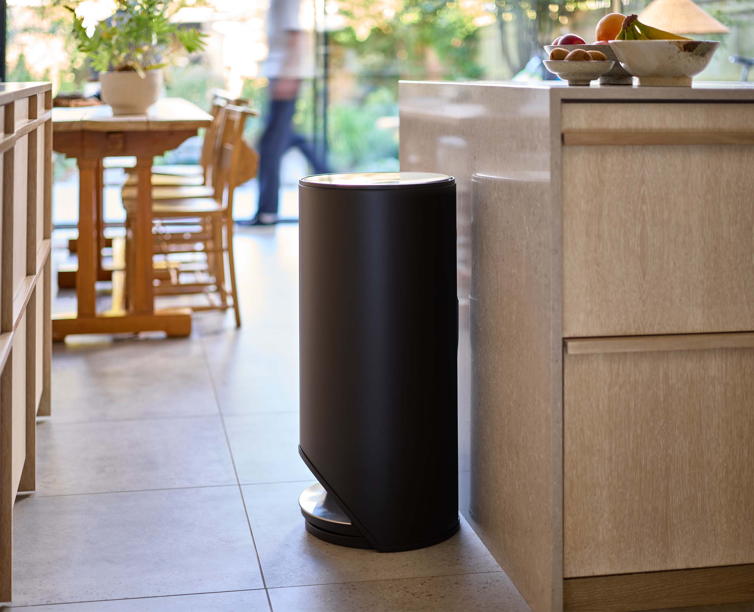 joseph-joseph-arc-30l-easy-push-matt-black-pedal-bin image 3