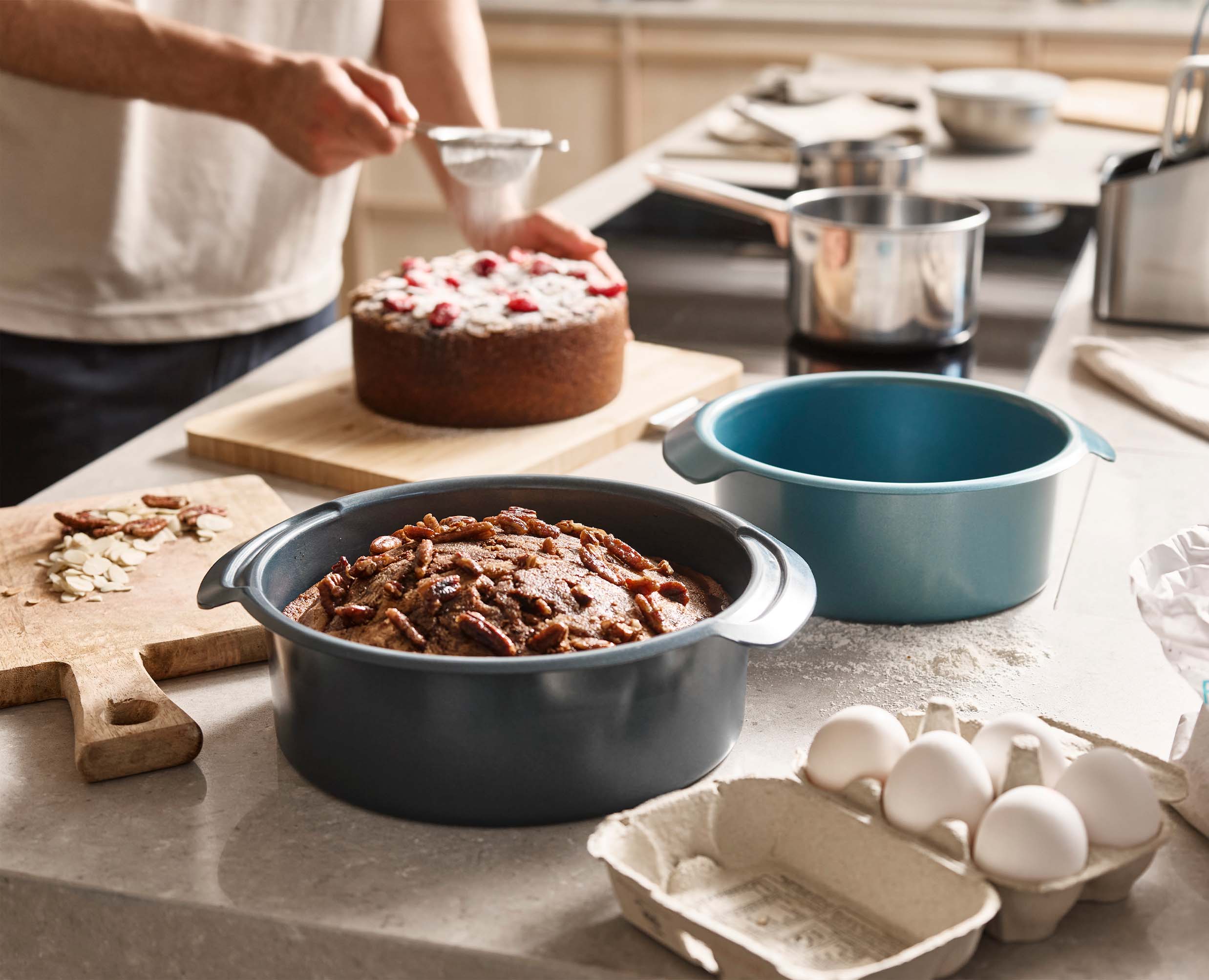 joseph-joseph-nest-bake-non-stick-2-piece-blue-round-cake-tin-set image 3