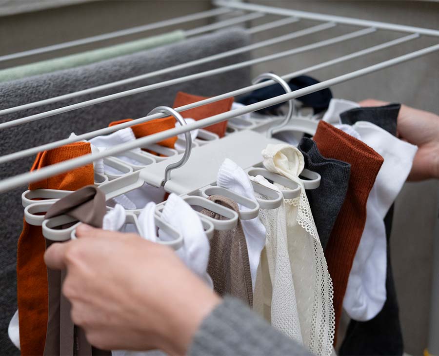 joseph-joseph-petal-32-piece-quick-grip-ecru-drying-hanger image 2