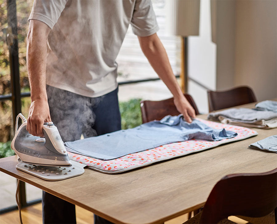 joseph-joseph-swift-90cm-table-top-ironing-mat-peach image 2