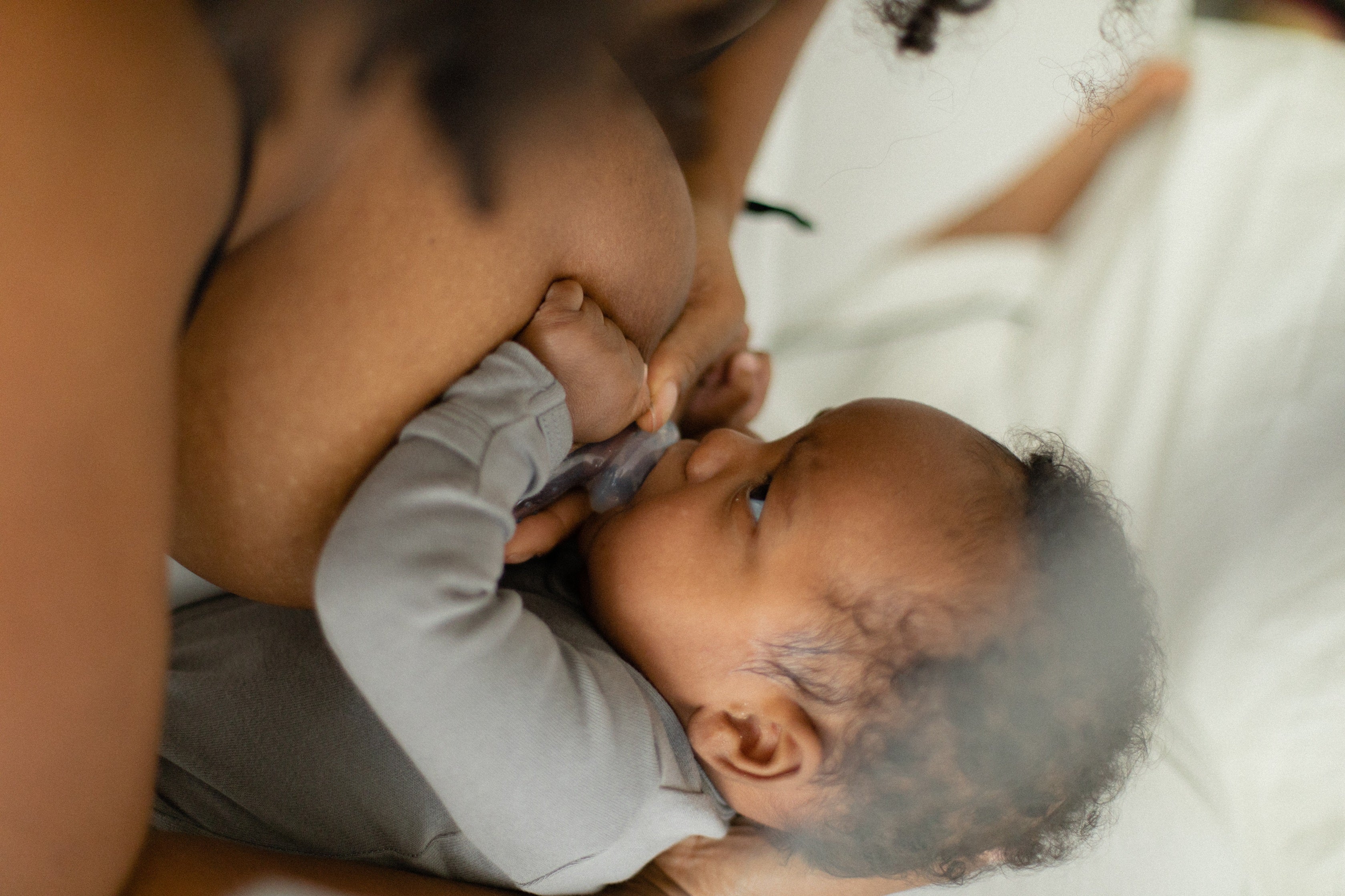 haakaa-silicone-breastfeeding-nipple-shield-round-shape image 3
