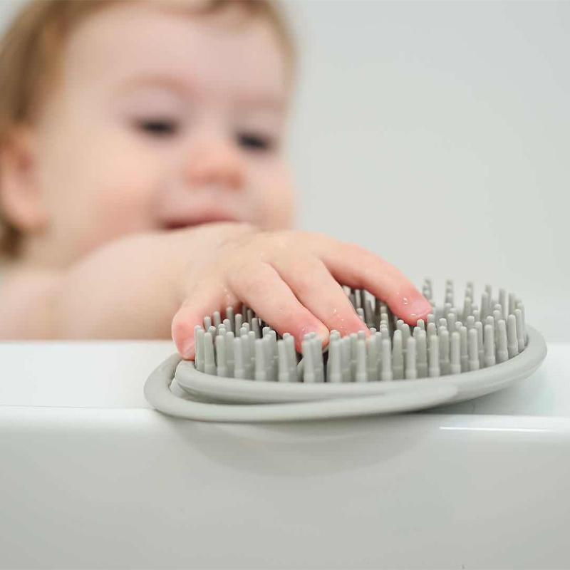 haakaa-silicone-shampoo-brush-for-babies-adults image 8
