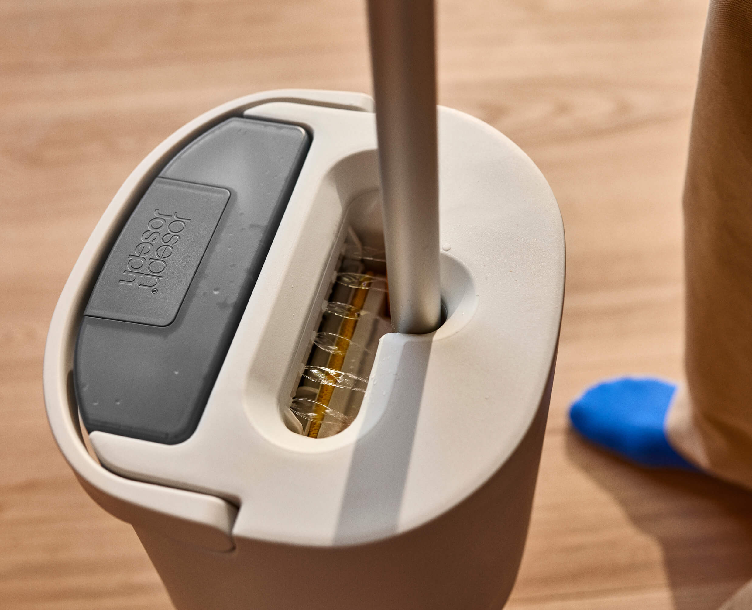 joseph-joseph-ultraclean-microfibre-floor-mop-cleaning-system-with-extra-pads image 6